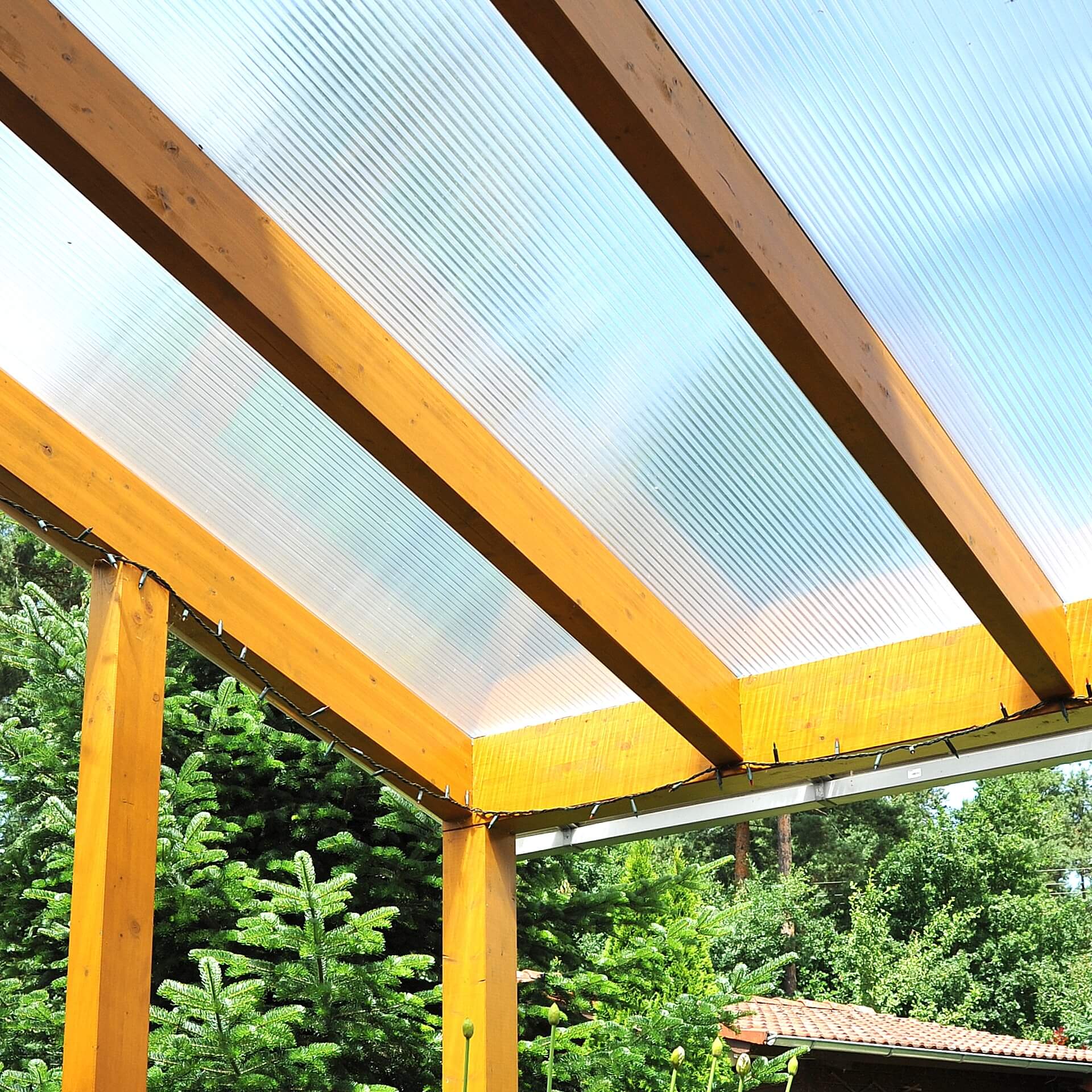 Stegplatten aus Polycabonat in 16 mm Stärke in Glasklar auf einem Terassendach