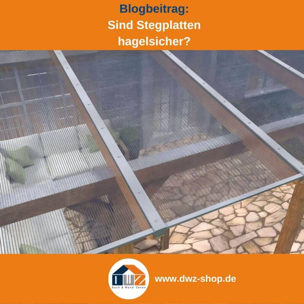 Transparente Stegplatten auf einer Holzkonstruktion, die eine überdachte Terrasse mit Steinboden schützen.