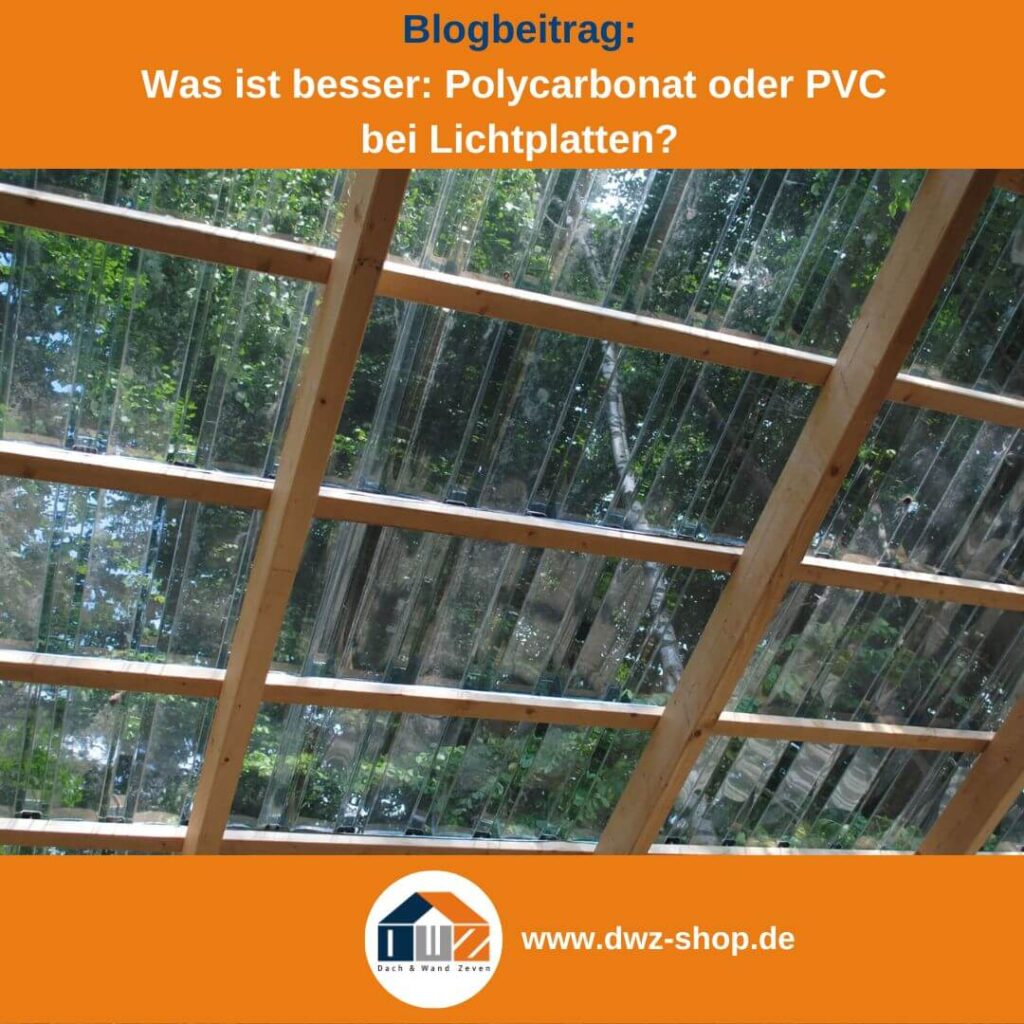 Lichtdurchlässige Dachplatten aus Polycarbonat auf Holzkonstruktion, robust und witterungsbeständig."