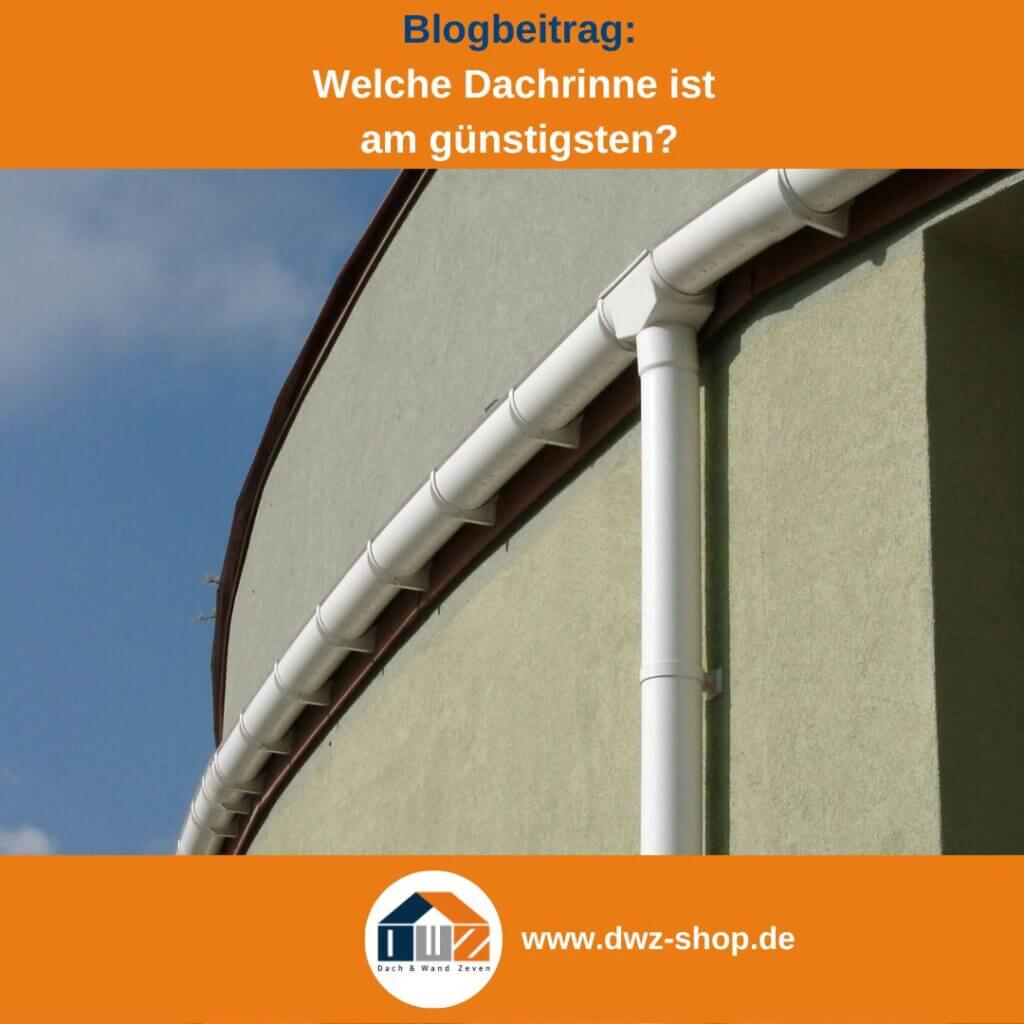 Weiße Kunststoff-Dachrinne an einer Hausfassade mit Fallrohr, effiziente Wasserabführung unter blauem Himmel