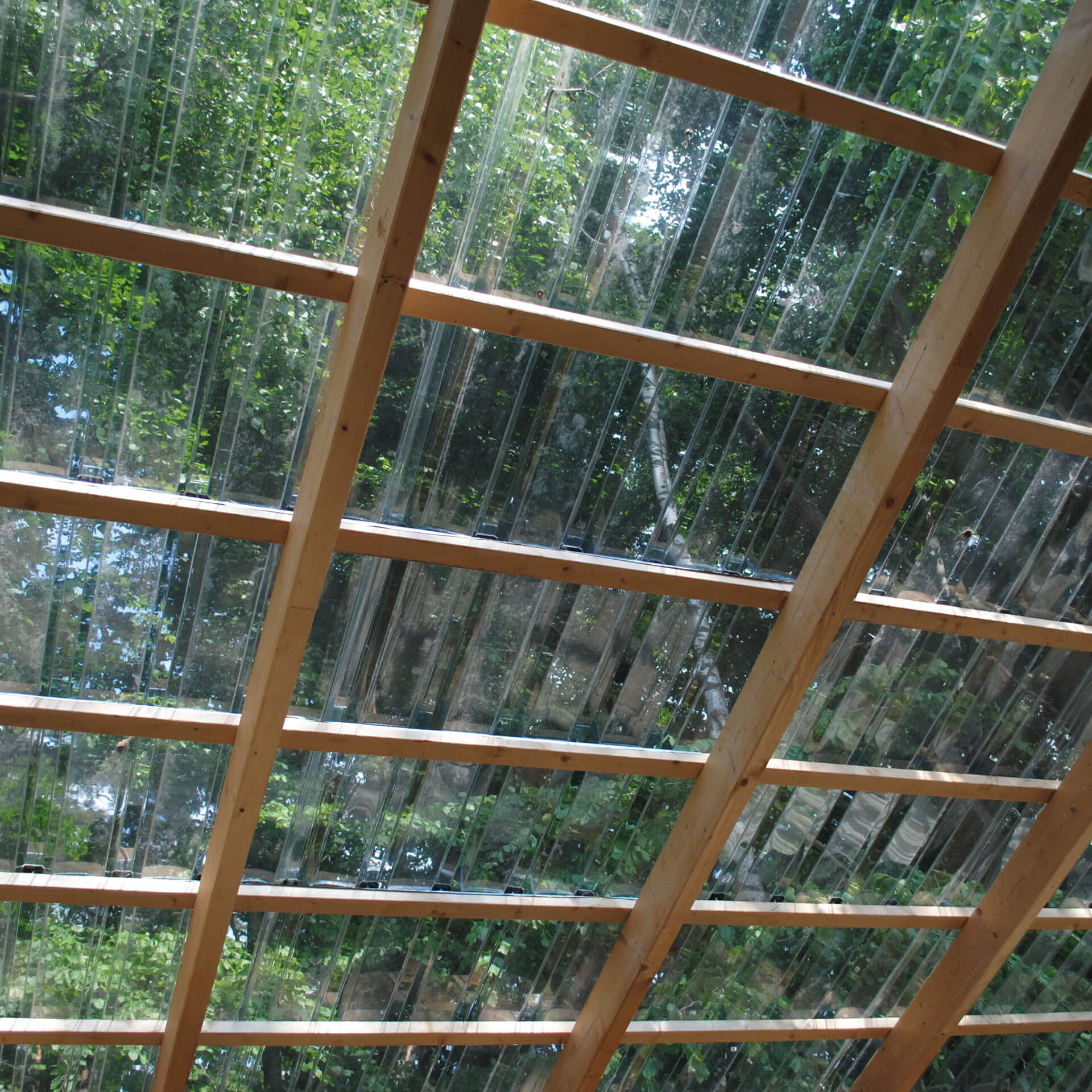 Lichtplatten aus Polycarbonat in Glasklar auf einer Terrassenüberdachung