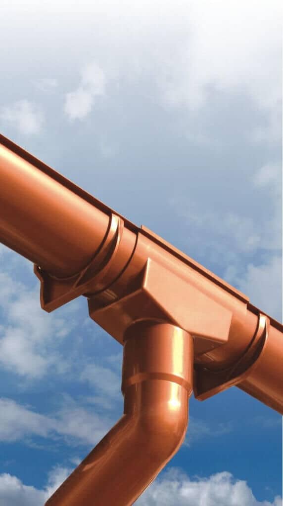 Rotbraune Dachrinne aus PVC.
