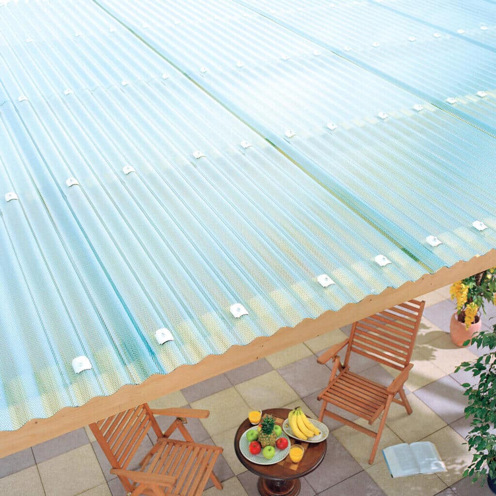 Bläuliche Kunststoffwellplatten als Terrassenüberdachung auf einer Holzunterkonstruktion.