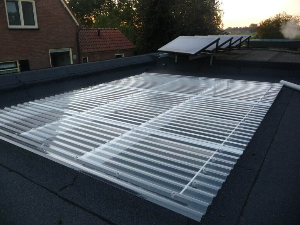 Ausschnitt eines Flachdachs mit klaren Wellplatten.