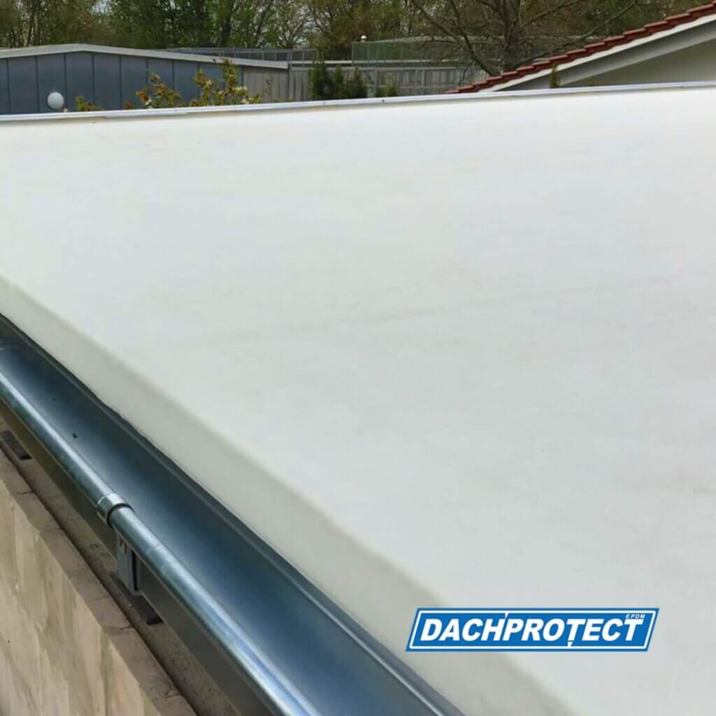 Ein Flachdach verlegt mit einer weißen EPDM-Dachfolie.