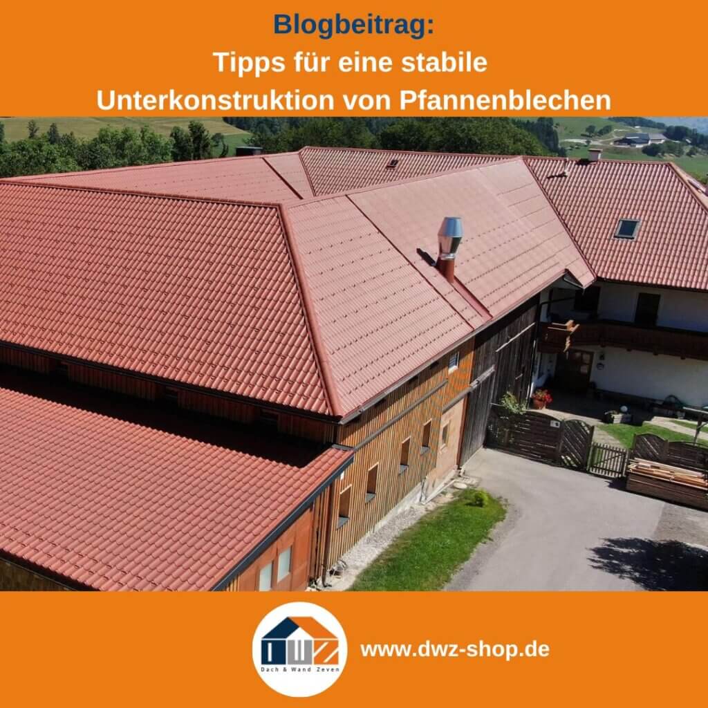 Titelgrafik eines Blogbeitrags mit dem Thema ‚Stabile Unterkonstruktion von Pfannenblechen – gezeigt wird ein großes Bauernhaus mit rotem Dachpfannenblech, dazu das Logo und die Webadresse von DWZ-Shop.de.