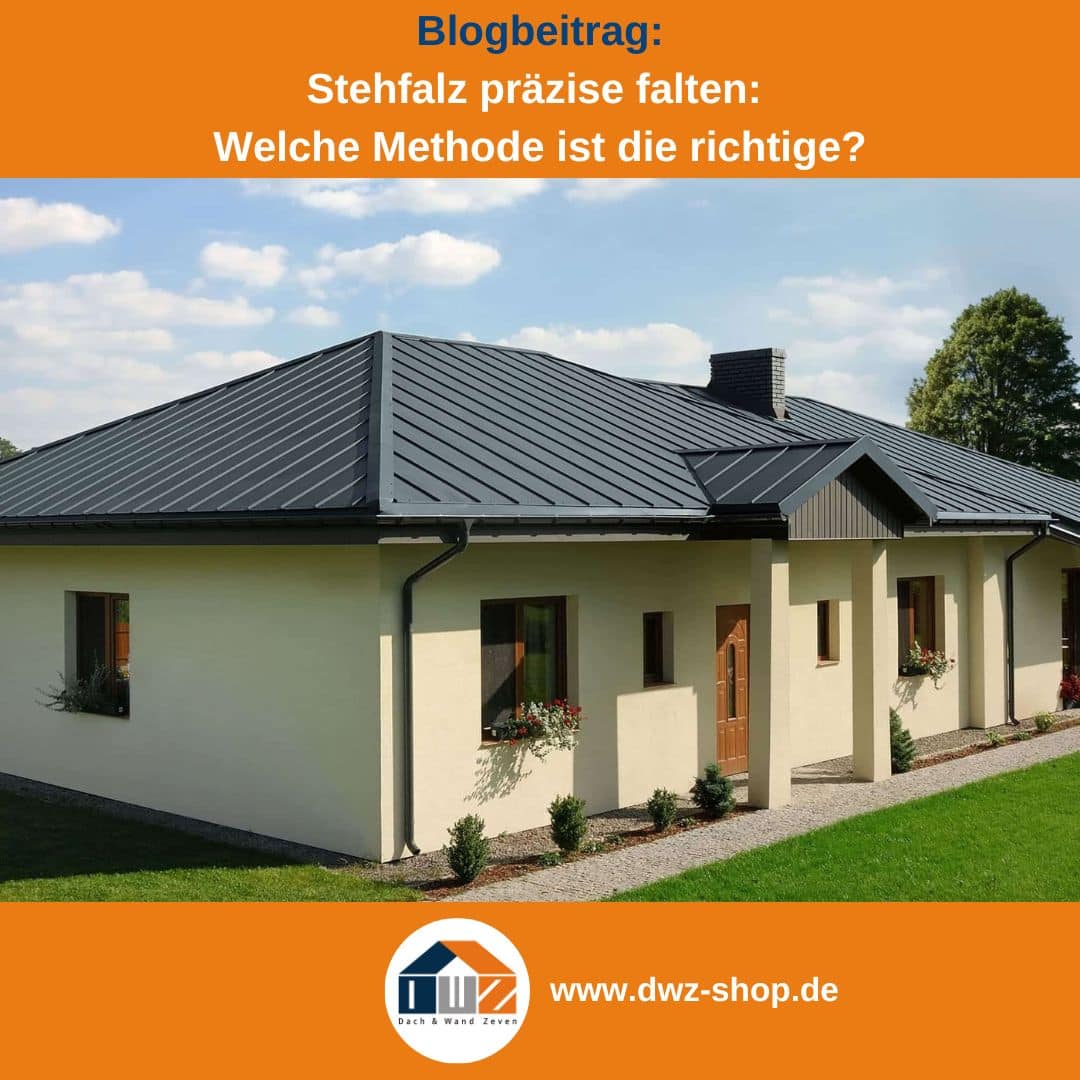 Titelgrafik eines Blogbeitrags mit dem Thema ‚Stehfalz präzise falten‘ – gezeigt wird ein Wohnhaus bedeckt mit Fehgrauen Stehfalzblechen, dazu das Logo und die Webadresse von DWZ-Shop.de.