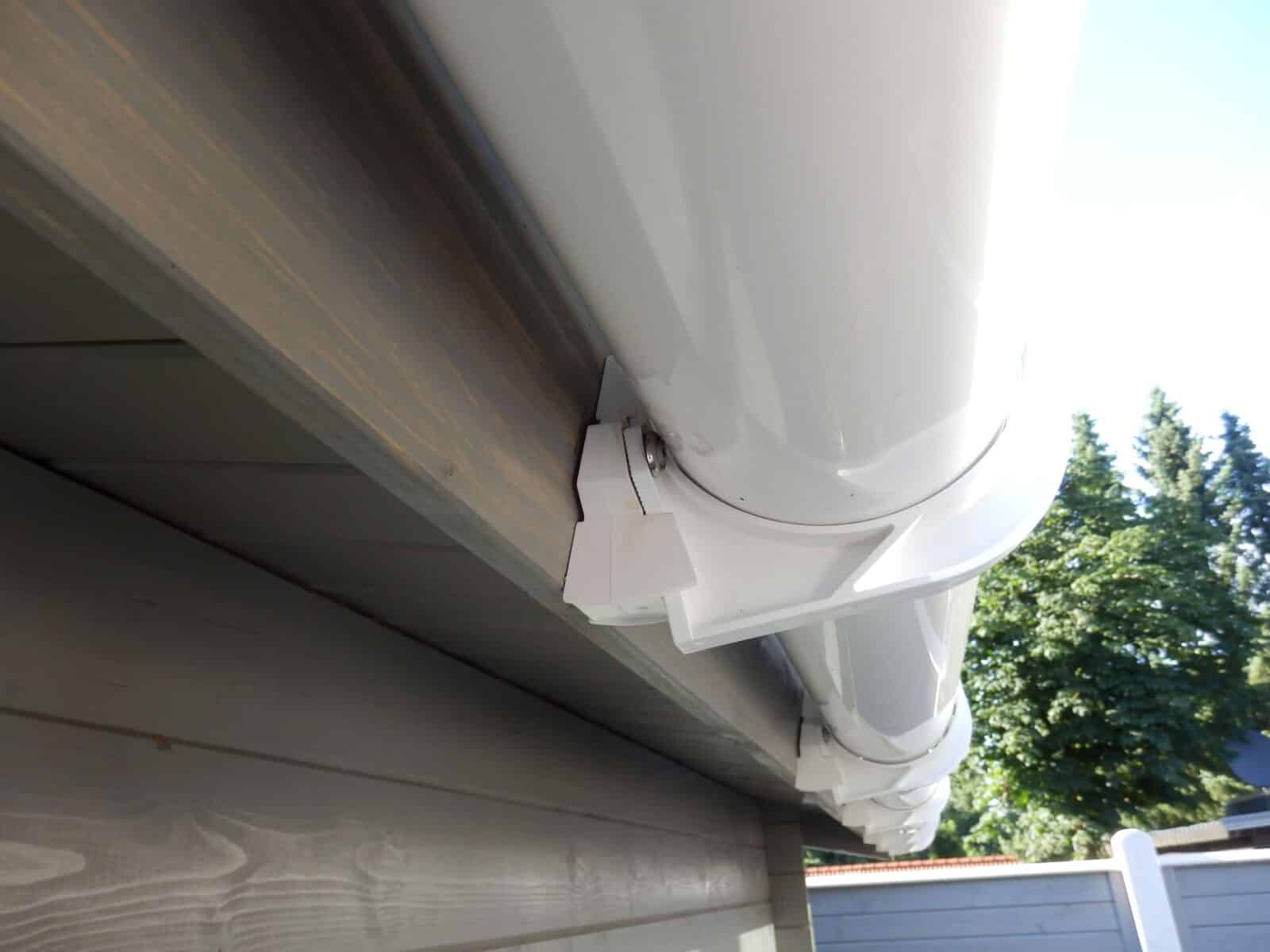 Montierte PVC Dachrinne in weiß, Ansicht von unten mit sichtbarem Konsolrinnenhalter