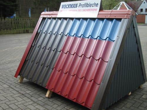 Musteraufsteller für Pfannenbleche mit Pfannenblechen in verschiedenen Farben der Farbkategorien: grau, blau, braun und rot