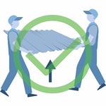 Richtig: Bleche immer zu zweit hochkant tragen