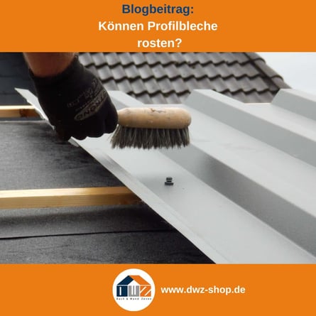 Titelgrafik eines Blogbeitrags mit dem Thema 'Rostbildung bei Blechen ' – gezeigt wird eine Montage von Trapezblechen und Reinigung von Spähnen, dazu das Logo und die Webadresse von DWZ-Shop.de.
