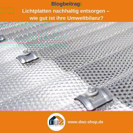 Titelgrafik eines Blogbeitrags mit dem Thema ‚Lichtplatten umweltfreundlich entsorgen‘ – gezeigt wird eine transparente Kunststoffwellplatte mit Kalotten montiert, dazu das Logo und die Webadresse von DWZ-Shop.de.