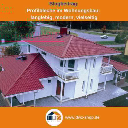 Titelgrafik eines Blogbeitrags mit dem Thema ‚Profilbleche im Wohnungsbau‘ – gezeigt wird ein Wohnhaus mit roten Pfannenblechen als Dacheindeckung, dazu das Logo und die Webadresse von DWZ-Shop.de.