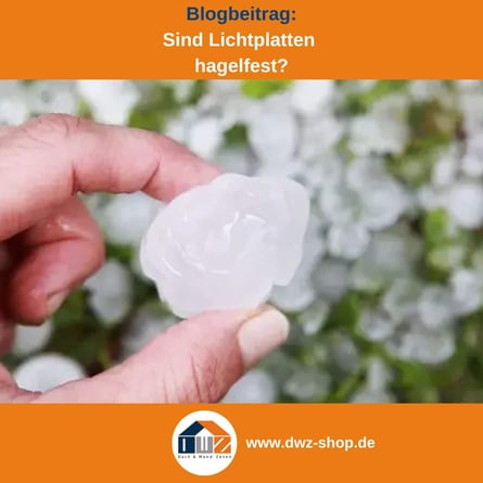 Titelgrafik eines Blogbeitrags mit dem Thema 'Hagelbeständigkeit bei Lichtplatten ' – gezeigt wird ein großes Hagelkorn, dazu das Logo und die Webadresse von DWZ-Shop.de.