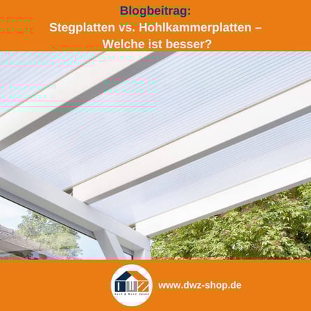 Titelgrafik eines Blogbeitrags mit dem Thema ‚Stegplatten oder Hohlkammerplatten‘ – gezeigt wird eine Stegplatte auf weißer Unterkonstruktion, dazu das Logo und die Webadresse von DWZ-Shop.de.