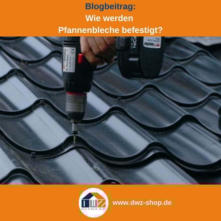 Titelgrafik eines Blogbeitrags mit dem Thema ‚Befestigung von Pfannenblechen‘ – gezeigt wird eine Montage eines Dachpfannenblechs, dazu das Logo und die Webadresse von DWZ-Shop.de.