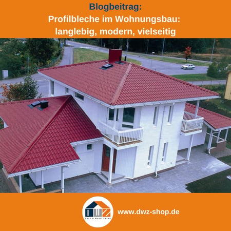 Titelgrafik eines Blogbeitrags mit dem Thema ‚Profilbleche im Wohnungsbau‘ – gezeigt wird ein Wohnhaus mit roten Pfannenblechen als Dacheindeckung, dazu das Logo und die Webadresse von DWZ-Shop.de.