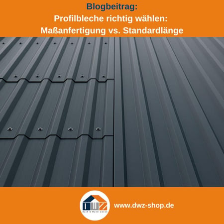 Titelgrafik eines Blogbeitrags mit dem Thema ‚Profilbleche - Standarf- oder Maßlänge‘ – gezeigt werden 2 Dachflächen mit Trapezblech nebeneinander, im Vergleich von Standard- und Maßlänge, dazu das Logo und die Webadresse von DWZ-Shop.de.