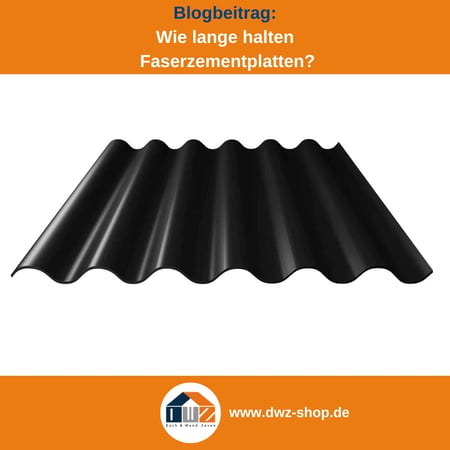 Titelgrafik eines Blogbeitrags mit dem Thema ‚Haltbarkeit von Faserzementplatten‘ – gezeigt wird eine schwarze Faserzementplatte, dazu das Logo und die Webadresse von DWZ-Shop.de.