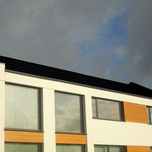 Stehfalzblech PD-510-S | Flach | Anti-Tropf 700 g/m² | Stahl 0,50 mm | 35 µm Mattpolyester | 9005 - Tiefschwarz #9