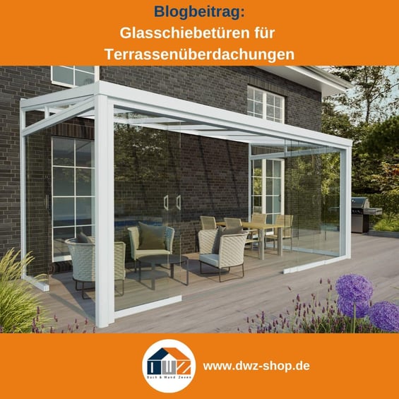 Titelgrafik eines Blogbeitrags mit dem Thema ‚Glasschiebetüren für Terrassenüberdachungen' – gezeigt wird eine weiße Terrasse mit Schiebetüren, dazu das Logo und die Webadresse von DWZ-Shop.de.