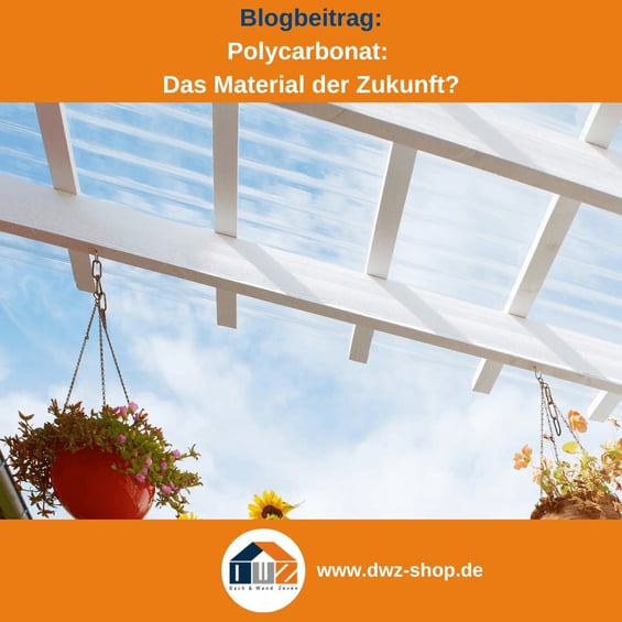 Titelgrafik eines Blogbeitrags mit dem Thema ‚Polycarbonat als Zukunftsmaterial‘ – gezeigt wird eine Terrassenüberdachung aus Stegplatten, dazu das Logo und die Webadresse von DWZ-Shop.de.