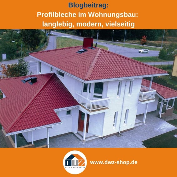 Titelgrafik eines Blogbeitrags mit dem Thema ‚Profilbleche im Wohnungsbau‘ – gezeigt wird ein Wohnhaus mit roten Pfannenblechen als Dacheindeckung, dazu das Logo und die Webadresse von DWZ-Shop.de.