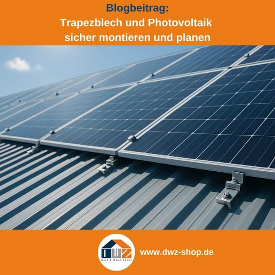 Titelgrafik eines Blogbeitrags mit dem Thema ‚Trapezblech und PV-Anlagen‘ – gezeigt wird ein Trapezblechdach mit montierter PV-Anlage, dazu das Logo und die Webadresse von DWZ-Shop.de.