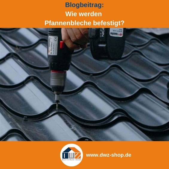 Titelgrafik eines Blogbeitrags mit dem Thema ‚Befestigung von Pfannenblechen‘ – gezeigt wird eine Montage eines Dachpfannenblechs, dazu das Logo und die Webadresse von DWZ-Shop.de.