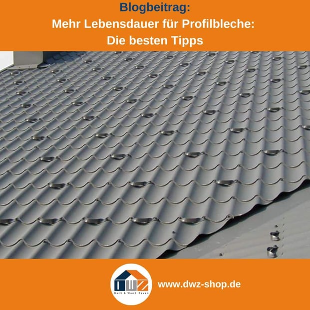Titelgrafik eines Blogbeitrags mit dem Thema ‚Tipps für eine erhöhte Lebensdauer von Profilblechen‘ – gezeigt wird ein graues Dachziegelblech , dazu das Logo und die Webadresse von DWZ-Shop.de.
