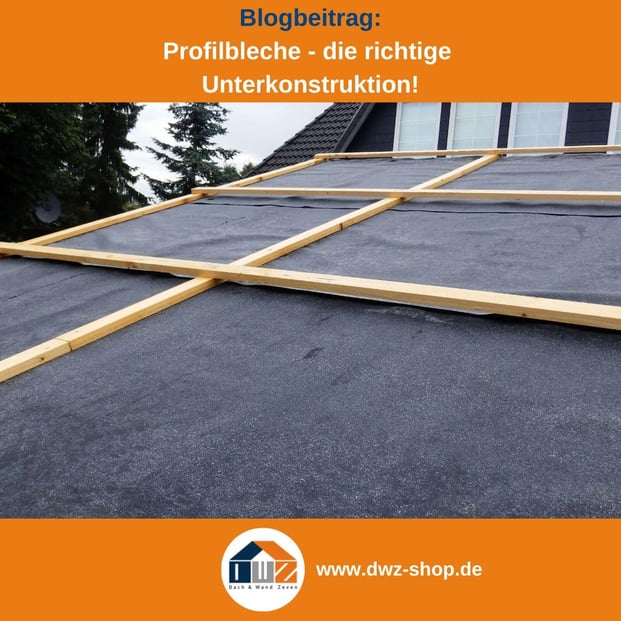 Titelgrafik eines Blogbeitrags mit dem Thema 'Unterkonstruktion für Blech' – gezeigt wird eine Lattung auf schwarzem Untergrund, dazu das Logo und die Webadresse von DWZ-Shop.de.