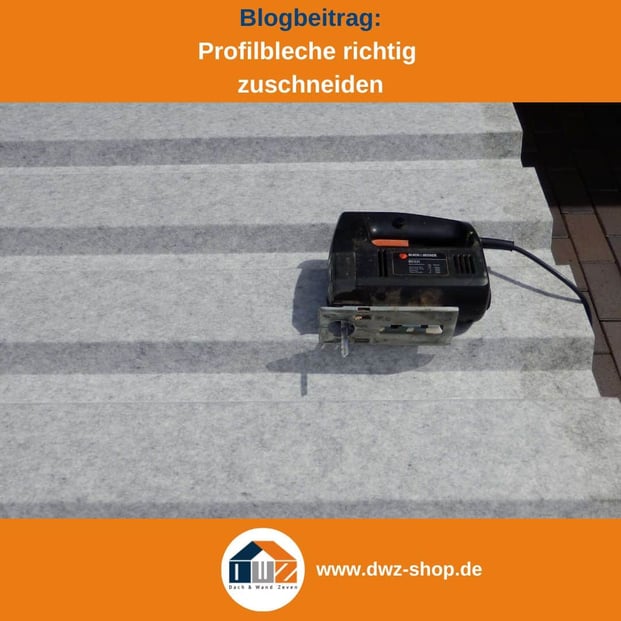 Titelgrafik eines Blogbeitrags mit dem Thema ‚Zuschneiden von Profilblechen' – gezeigt wird eine Stichsäge auf einem Trapezblech, dazu das Logo und die Webadresse von DWZ-Shop.de.