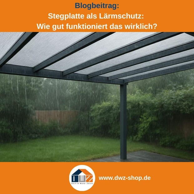 Titelgrafik eines Blogbeitrags mit dem Thema ‚Stegplatte als Lärmschutz‘ – gezeigt wird eine Terrassenüberdachung mit klaren Stegplatten während eines Regenschauers, dazu das Logo und die Webadresse von DWZ-Shop.de.
