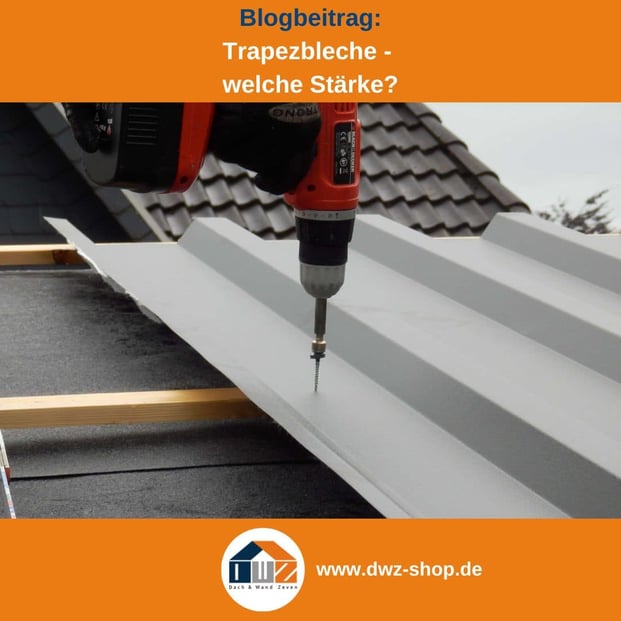 Titelgrafik eines Blogbeitrags mit dem Thema ‚Materialstärke bei Blech' – gezeigt wird die Montage eines Dachblechs, dazu das Logo und die Webadresse von DWZ-Shop.de.