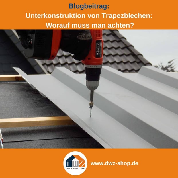 Titelgrafik eines Blogbeitrags mit dem Thema ‚Unterkonstruktion von Trapezblechen‘ – gezeigt wird ein hellgraues Trapezblech, welches montiert wird, dazu das Logo und die Webadresse von DWZ-Shop.de.