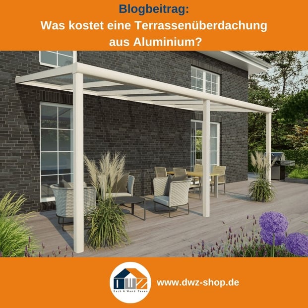 Titelgrafik eines Blogbeitrags mit dem Thema ‚Kosten einer Terrassenüberdachung aus Aluminium‘ – gezeigt wird eine helle Terrassenüberdachung, dazu das Logo und die Webadresse von DWZ-Shop.de.