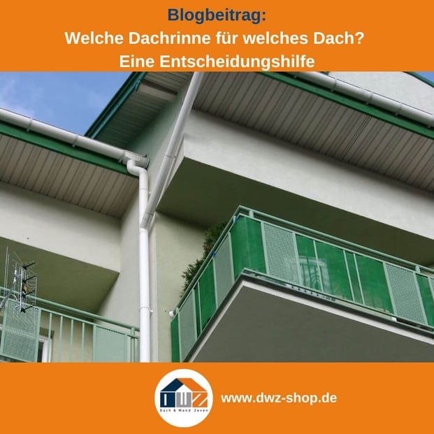Titelgrafik eines Blogbeitrags mit dem Thema ‚Entscheidungshilfe für die richtige Dachrinne‘ – gezeigt wird eine weiße Dachrinne an einem grün akzentuiertem Haus , dazu das Logo und die Webadresse von DWZ-Shop.de.