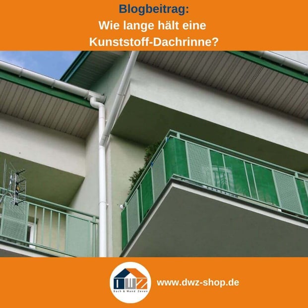 Titelgrafik eines Blogbeitrags mit dem Thema `Haltbarkeit von Dachrinnen aus Kunststoff‘ – gezeigt wird ein Mehrfamilienhaus mit einer weißen Dachrinne, dazu das Logo und die Webadresse von DWZ-Shop.de.