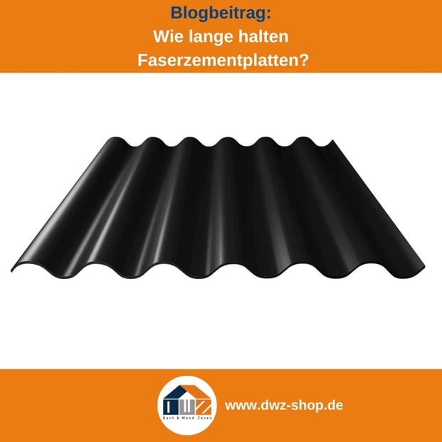 Titelgrafik eines Blogbeitrags mit dem Thema ‚Haltbarkeit von Faserzementplatten‘ – gezeigt wird eine schwarze Faserzementplatte, dazu das Logo und die Webadresse von DWZ-Shop.de.