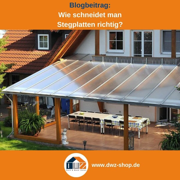 Titelgrafik eines Blogbeitrags mit dem Thema ‚Schneiden von Stegplatten‘ – gezeigt wird ein Wohnhaus mit einer Terrassenüberdachung aus Stegplatten, dazu das Logo und die Webadresse von DWZ-Shop.de.