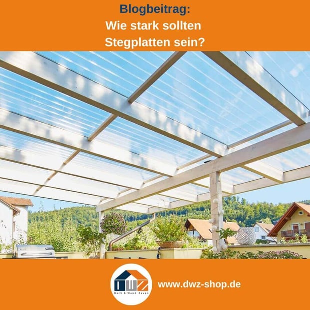 Titelgrafik eines Blogbeitrags mit dem Thema ‚Stärke von Stegplatten‘ – gezeigt wird eine Terrassenüberdachung aus Stegplatten, dazu das Logo und die Webadresse von DWZ-Shop.de.