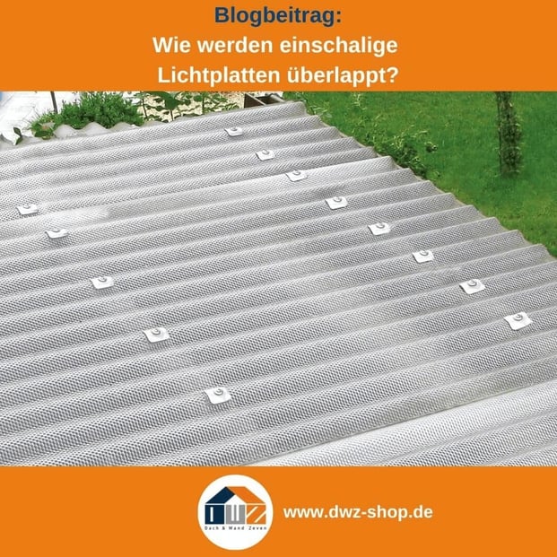Titelgrafik eines Blogbeitrags mit dem Thema ‚Überlappung von Lichtplatten‘ – gezeigt wird eine Terrassenüberdachung aus Wellplatten, dazu das Logo und die Webadresse von DWZ-Shop.de.