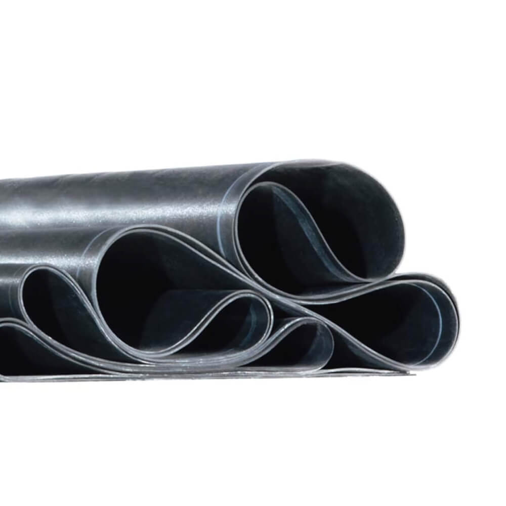 Rollen von EPDM-Dachfolie Stapel aufgerollter EPDM-Dachfolie in Nahaufnahme, bereit für den Einsatz bei Dachabdichtungsprojekten