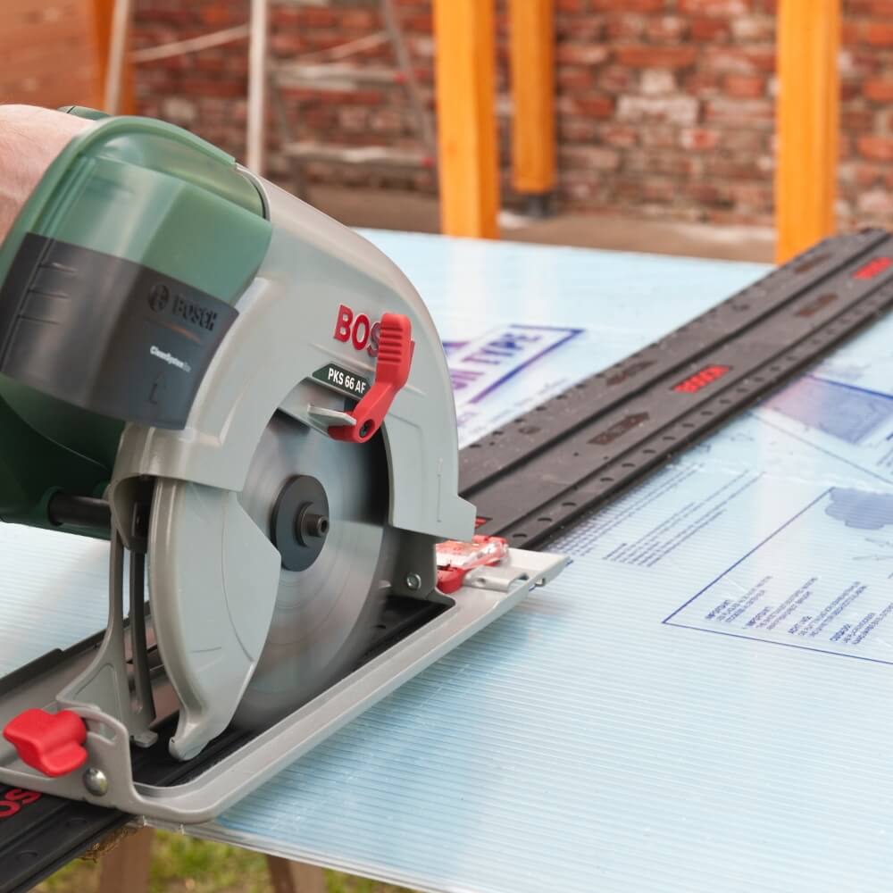 Fachgerechte Montage von Stegdoppelplatten unter Verwendung einer Handkreissäge für präzisen Zuschnitt auf einer Baustelle