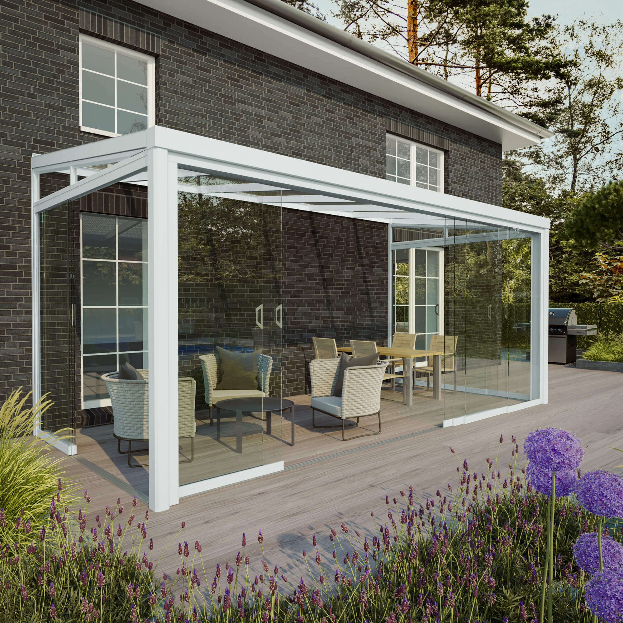 Weiße Terrassenüberdachung ausgestattet mit transparenten Glasschiebewänden, die einen geschützten Außenraum schaffen