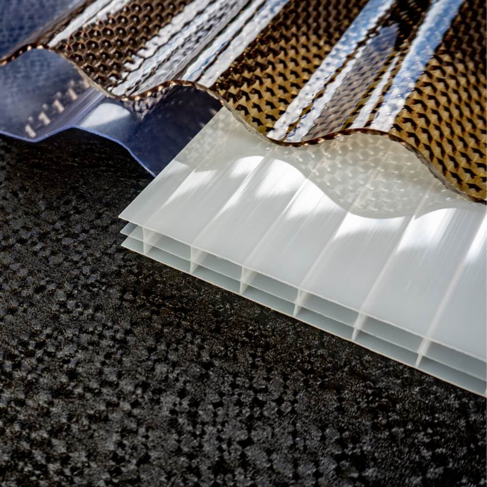Transparente Polycarbonat Wellplatten als robuste Lösung für Dächer und Überdachungen, mit hoher Lichtdurchlässigkeit und Widerstandsfähigkeit gegen Witterung