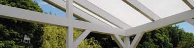 Moderne, opal-weiße Stegplatten integriert in eine Pergola, bieten Schutz und gleichmäßige Lichtstreuung im Außenbereich